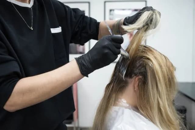 Ile kosztuje farbowanie odrostów u fryzjera? Zobacz ceny i porady Ile kosztuje farbowanie odrostów u fryzjera? Zobacz ceny i porady