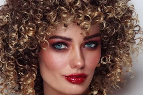 Jak zrobić fryzurę z lat 80 - proste kroki do retro stylu